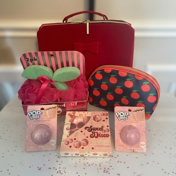 Estee Lauder Red and Pink Bath Bundle - Picture 3 of 15